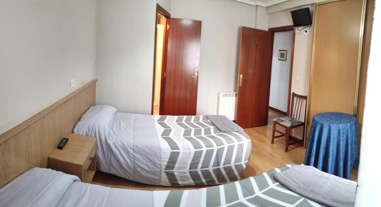 Hostal Castilla Miranda de Ebro Bagian luar foto